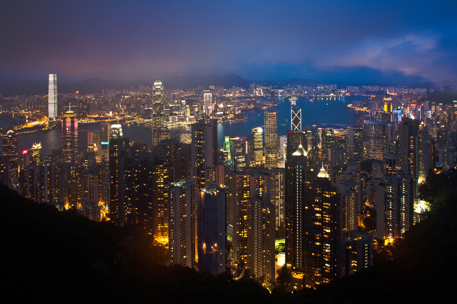 hong-kong-cityscape-at-night_BvMaGl_3fe-1