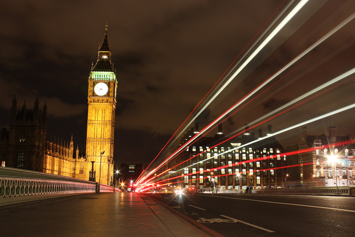 big-ben-with-traffic-at-night_M1RgqmOu-1